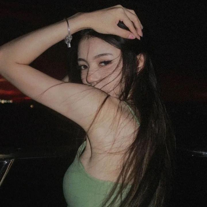 虚拟小姐在看着你